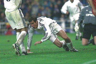 Del Bosque apeló en la víspera de la vuelta de semifinales de Champions al 'espíritu de Juanito' y los jugadores se lo tomaron en serio. Pese a llegar al descanso con empate a cero, los futbolistas derrocharon pundonor pero con varias ocasiones falladas. En la segunda parte, Helguera y Guti transformaron por fin las ganas madridistas y, una vez más, culminaron una noche mágica en el Bernabéu.