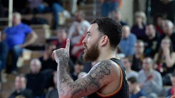 El M車naco aparta a Mike James