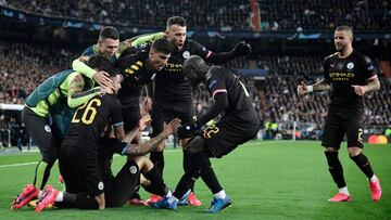 Los jugadores del City celebran su primer gol en el Bernab&eacute;u.