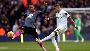 Youri Tielemans, jugador del Leicester, y Raphinha, jugador del Leeds United, durante un partido de Premier League.