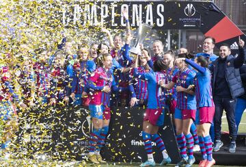 Celebración del FC Barcelona Femenino tras conseguir la Supercopa Femenina. 