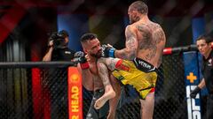 Marlon Vera golpea con su rodilla Rob Font.