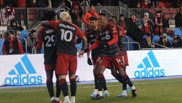 Futbolistas del Toronto FC celebrando un gol contra el Columbus Crew en el BMO Field de Toronto, Canadá.