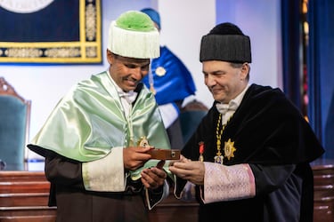 Nadal luce el birrete académico tras recibir la máxima distinción de la UPM.
