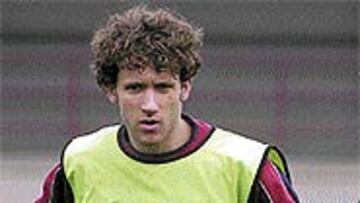 <B>REFUERZO ROJILLO</B>. Mientras que el club sigue inmerso en el proceso electoral, la secretaría técnica ha optado por incorporar al canterano De Carlos.