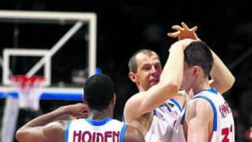 <b>TODO UN CAMPEÓN. </b>Ramunas Siskauskas celebra el pase a la final con J. R. Holden y  Viktor Khryapa.