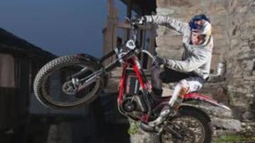 <b>EN LEÓN. </b>Raga, en moto eléctrica en el Valle del Silencio.