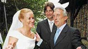 <b>EL PADRINO</B>. Aranguren, viejo gafe bético y ayer, padrino de su hijo.