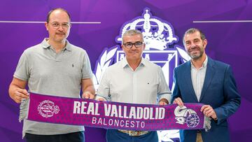 Espinar, junto al presidente del Real Valladolid Baloncesto, Peleteiro, y el técnico Paco García.
