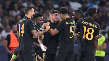 Napoli (Italy), 03/10/2023.- Real Madrid'Äôs Federico Valverde (C) celebrates with his teammate after scoring the 2-3 goal during the UEFA Champions League group C soccer match between SSC Napoli and Real Madrid, in Naples, Italy, 03 October 2023. (Liga de Campeones, Italia, Nápoles) EFE/EPA/CIRO FUSCO
