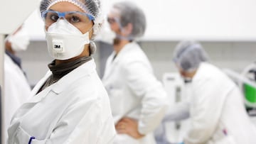 Un grupo de cient&iacute;ficos italianos trabajando en un laboratorio.