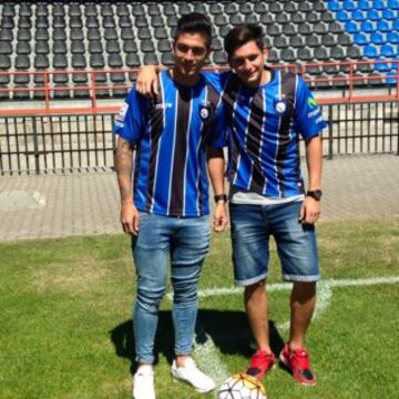 Después de un paso nefasto por el Granada B de Espala, Valber Huerta regresó a Chile para jugar en Huachipato. Aquí en la presentación junto a Alfonso Parot.