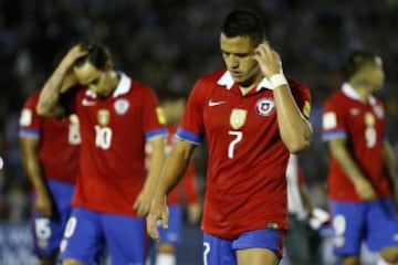 Uno de los peores partidos de Chile en la era Sampaoli. La Roja fue goleada por Uruguay por 3-0 en Montevideo, en la revancha de lo ocurrido en Copa América. Era la cuarta fecha de las clasificatorias y a falta de lo que pase el 4 de enero; ¿el último partido del casildense?