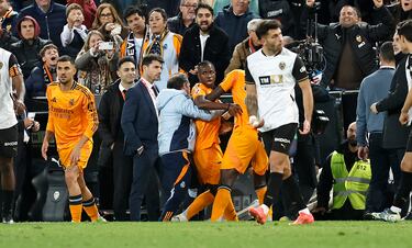 El jugador brasileño empuja a Dimitrievski, llaman al árbitro a revisar la jugada al VAR, y Soto Grado, tras visionar la acción, expulsa al 7 del Real Madrid.