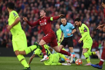 Jordan Henderson con Arturo Vidal.