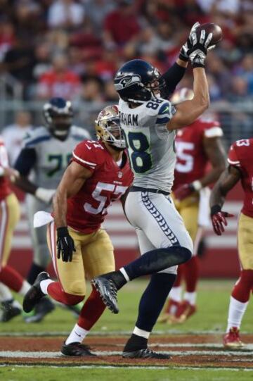 El fichaje estrella de Seattle, el tight end Jimmy Graham, que hab¨ªa explotado la jornada anterior con 8 recepciones para 140 yardas, volvi¨® a los modestos guarismos que est¨¢ ofreciendo desde su llegada a la Ciudad Esmeralda. Ayer se qued¨® en 2 recepciones para 31 yardas.