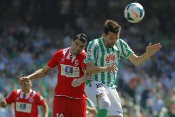 El jugador del Sevilla FC, Reyes (i), salta a cabeza con el jugador del Real Betis, Jordi Figueras (d), durante el partido correspondiente a la trigesimo tercera jornada de Liga BBVA, disputado hoy en el estadio Benito Villamarin. 