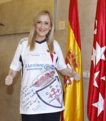 Cristina Cifuentes se vistió del Carabanchel. La presidenta de la Comunidad felicitó al club con un vídeo y por Twitter, con la camiseta puesta. 