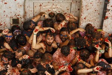 BUNOL, SPAIN - AUGUST 30: Revellers enjoy the atmosphere in tomato pulp while participating the annual Tomatina festival on August 30, 2017 in Bunol, Spain. An estimated 22,000 people threw 150 tons of ripe tomatoes in the world's biggest tomato fight held annually in this Spanish Mediterranean town. (Photo by Pablo Blazquez Dominguez/Getty Images)