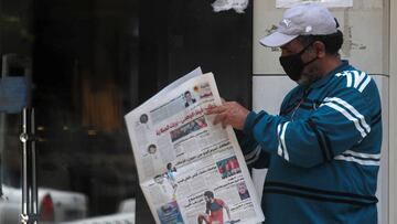 A man wearing a protective face mask, amid concerns over the coronavirus disease (COVID-19) reads Al Joumhouria Newspaper on a street in downtown Cairo, Egypt June 9, 2020. REUTERS/Amr Abdallah Dalsh
