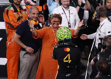 Lando Norris celebra con sus padres, Cisca Wauman y Adam Norris, su tercera plaza en el GP de Abu Dabi, posición que le sirvió para conseguir los puntos necesarios para alzar su primer campeonato del mundo.