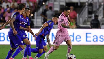 FORT LAUDERDALE, FLORIDA - JULY 21: Lionel Messi #10 of Inter Miami CF controls the ball during the second half of the Leagues Cup 2023 match between Cruz Azul and Inter Miami CF at DRV PNK Stadium on July 21, 2023 in Fort Lauderdale, Florida.   Megan Briggs/Getty Images/AFP (Photo by Megan Briggs / GETTY IMAGES NORTH AMERICA / Getty Images via AFP)