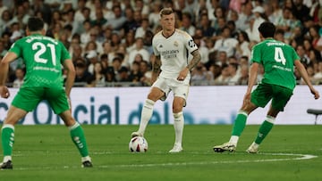 Kroos se dispone a dar un pase en el partido de Liga contra el Betis, su último encuentro en el Bernabéu.