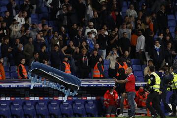 Una valla, volando ante el banquillo.