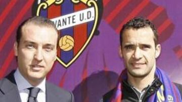 Juanfran renovó con el Levante hasta 2013.