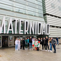 La Plataforma ADRV y jugadores del Rayo Vallecano reparten juguetes