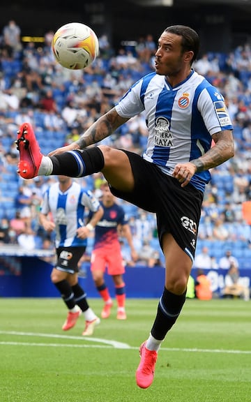 Es el actual delantero de la plantilla del Espanyol, donde llegó en 2019. Antes, fue canterano madridista entre 2012 y 2015.