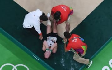 El alemán Andreas Toba se rompió los ligamentos en su ejercicio de la prueba de suelo de gimnasia artística. Sin embargo, este contratiempo no fue suficiente para detener al europeo que continuó y ayudó a lograr la clasificación de Alemania para la final.