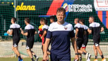 03/06/2019 EXTREMADURA UD ENTRENAMIENTO DEL EQUIPO EN LA CIUDAD DEPORTIVA DEL CADIZ EL TECNICO MANUEL MOSQUERA