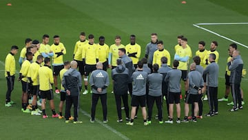 Berizzo reuni&oacute; a toda la plantilla y al cuerpo t&eacute;cnico al inicio de la sesi&oacute;n de entrenamiento en Old Trafford. El argentino se ha centrado en motivar a sus jugadores para intentar dar la campanada y alcanzar la final. 