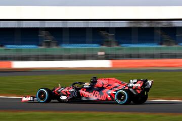 Los pilotos de Red Bull, Verstappen y Gasly, ya han disfrutado del nuevo monoplaza RB15 en el circuito inglés de Silverstone en Northampton.