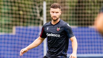 Mustafi ya trabaja en Bu?ol a la espera de una soluci¨®n