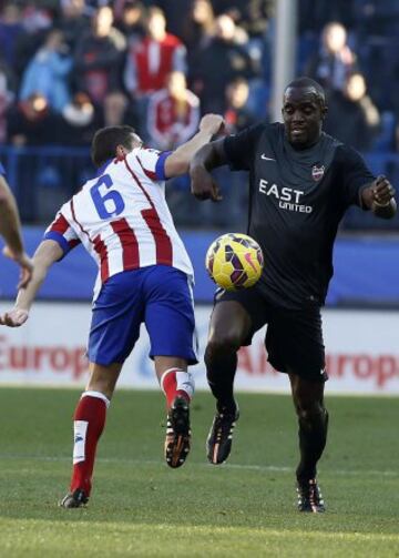 El centrocampista maliense del Levante Mohamed Sissoko disputa un balón con el centrocampista del Atlético de Madrid Koke Resurrección, durante el partido de la decimoséptima jornada de Liga de Primera División.
