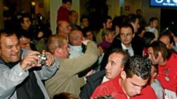 <b>RECIBIMIENTO. </b>200 aficionados esperaban anoche al Atlético en su hotel de Gijón para hacerse fotos y conseguir la firma de Maxi y el resto de la expedición.