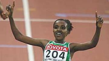<b>PLENO. </b>Tirunesh Dibaba celebra su victoria en los 5.000 metros, ayer.