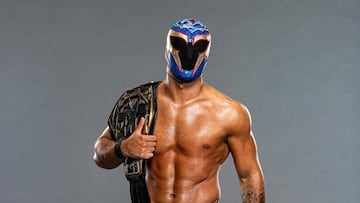 El peleador español Carlos Ruiz, caracterizado como Axiom.