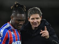Soccer Football - Premier League - Fulham v Crystal Palace - Craven Cottage, London, Britain - December 7, 2025
Crystal Palace's Christantus Uche and manager Oliver Glasner celebrate after the match REUTERS/Jaimi Joy EDITORIAL USE ONLY. NO USE WITH UNAUTHORIZED AUDIO, VIDEO, DATA, FIXTURE LISTS, CLUB/LEAGUE LOGOS OR 'LIVE' SERVICES. ONLINE IN-MATCH USE LIMITED TO 120 IMAGES, NO VIDEO EMULATION. NO USE IN BETTING, GAMES OR SINGLE CLUB/LEAGUE/PLAYER PUBLICATIONS. PLEASE CONTACT YOUR ACCOUNT REPRESENTATIVE FOR FURTHER DETAILS..