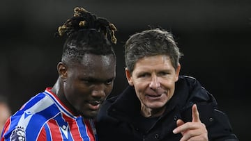 Soccer Football - Premier League - Fulham v Crystal Palace - Craven Cottage, London, Britain - December 7, 2025
Crystal Palace's Christantus Uche and manager Oliver Glasner celebrate after the match REUTERS/Jaimi Joy EDITORIAL USE ONLY. NO USE WITH UNAUTHORIZED AUDIO, VIDEO, DATA, FIXTURE LISTS, CLUB/LEAGUE LOGOS OR 'LIVE' SERVICES. ONLINE IN-MATCH USE LIMITED TO 120 IMAGES, NO VIDEO EMULATION. NO USE IN BETTING, GAMES OR SINGLE CLUB/LEAGUE/PLAYER PUBLICATIONS. PLEASE CONTACT YOUR ACCOUNT REPRESENTATIVE FOR FURTHER DETAILS..
