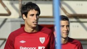 <b>EN LEZAMA, AYER. </b>Javi Martínez corre con Borja Ekiza.