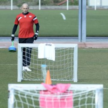 El técnico rayista, durante la sesión de ayer.