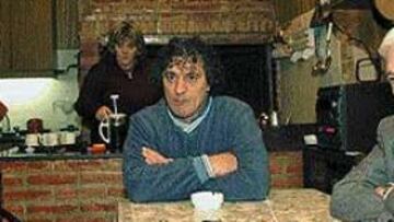 <b>UNA FAMILIA NUMEROSA Y UNIDA</b>. Los Milito conversan en torno a la mesa. En primer plano, su padre Jorge y su abuelo Antonio.