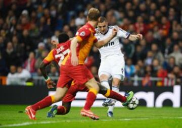 El franc&eacute;s Karim Benzema marcando el 2-0 del Real madrid al Galatasaray. 