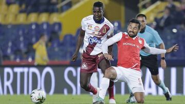 Marco Pérez y Andrés Pérez en la disputa del balón
