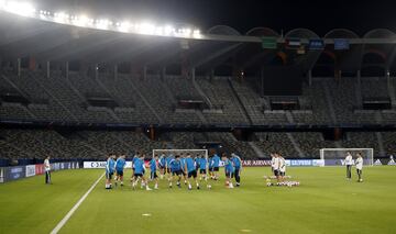 El grupo de jugadores del Real Madrid durante el entrenamiento.