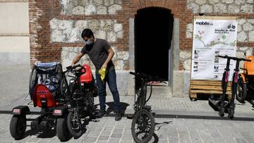 Un trabajador de la Bici-Escuela Adultos MOBEO Smart Transport, ubicada en el Centro Cultural Matadero de Madrid, desinfecta como parte del protocolo anticovid uno de los coches de pedales que alquilan, en Madrid (España) a 2 de septiembre de 2020.
02 SEPTIEMBRE 2020 CORONAVIRUS;PANDEMIA;OCIO;BICI;TRANSPORTE;COVID-19
Óscar Cañas / Europa Press
02/09/2020