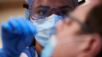 GRAFCAT5385. BARCELONA, 01/12/2020.- Una sanitaria realiza un test serológico en el dispositivo de cribado masivo que se ha instalado en el Recinto Modernista de Sant Pau de Barcelona, uno de los cuatro puntos habilitados esta semana en Barcelona, donde según ha anunciado el Govern, se espera hacer un mínimo de 2.000 test diarios. EFE/Alejandro García.